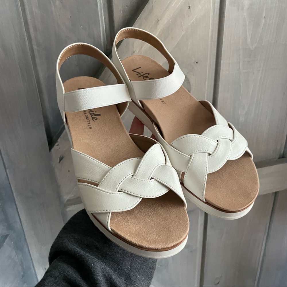Life stride Zuri Women’s Eggshell White Strap Comfort Sandal Show size‎ 7.5